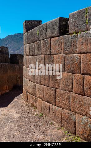 Mur de l'Inca près du temple du soleil de Pisac, Vallée Sacrée de l'Inca, Cusco, Pérou. Banque D'Images