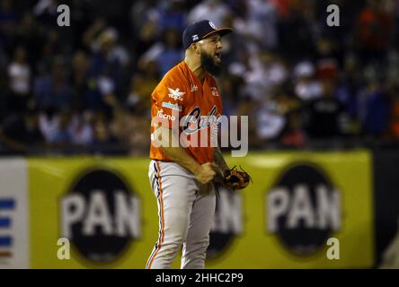 Valence, Carabobo, Venezuela.23rd janvier 2022.23 janvier 2022.Les joueurs de Caribes Pitcherâ's célèbrent comme terminé le match de baseball entre Caribes de AnzoÃtegui et Navegantes del Magallanes, dans le match de 4th de la finale de la ligue de baseball professionnelle vénézuélienne.Tenu au stade Jose Bernardo Perez dans la ville de Valence, état de Carabobo.Photo: Juan Carlos Hernandez (Credit image: © Juan Carlos Hernandez/ZUMA Press Wire) Banque D'Images