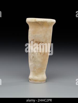 Modèle jar d'un dépôt de fondation ca.1479–1425 C.-B. Nouveau Royaume cette pommade modèle provient d'un des dépôts de fondation qui ont été placés devant l'entrée du KV 42 dans la vallée des Rois.L'inscription identifie le propriétaire du tombeau comme la reine Hatshepsut-Merytre, épouse principale de Thutmose III, dont le tombeau était situé à proximité.L'inscription peinte sur le côté commence par le titre Grande épouse du roi (reine principale) suivi de son nom, entre crochets par une cartouche abrégée, et se termine par l'épithète funéraire standard 'true of Voice' (justifié).Un autre modèle de pot de pommade et Banque D'Images