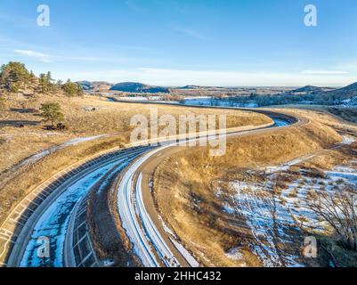 Fossé de diversion de l'eau aux contreforts du Colorado, vue aérienne de Charles Hansen Cannal courant du réservoir Horstooth à la rivière poudre en hiver Banque D'Images