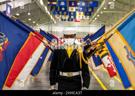 Great Lakes, llinois, États-Unis.14th janvier 2022.Les marins qui sortent du camp de chaussures marchent dans la salle d'exercices cérémoniaux de Midway lors d'une cérémonie de remise des diplômes de passage en revue au Commandement de la formation des recrues.Plus de 40 000 recrues s'entraînent chaque année au seul camp de la Marine.Credit: U.S. Navy/ZUMA Press Wire Service/ZUMAPRESS.com/Alamy Live News Banque D'Images