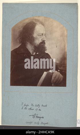 Alfred, Lord Tennyson 1865 Julia Margaret Cameron British, née en Inde Un poète brillant d'un jeune âge, Alfred Tennyson (1809–1892) a été largement publié et admiré par 1850, quand la reine Victoria lui a nommé poète lauréat pour succéder à William Wordsworth.« la Dame de Shalott », « Break, Break, Break », « In Memoriam A.H.H. », « The charge of the Light Brigade », et les Idylls du Roi, un cycle poétique basé sur les légendes arthuriennes, sont parmi ses œuvres les plus rappelées.Tennyson pensait que les portraits de Cameron lui avaient donné l’impression qu’il avait des sacs sous les yeux (à juste titre, cela semblerait-il), et il l’a surnommé Banque D'Images