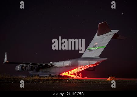 Syrie.3rd janvier 2022.Les membres de l'équipage de l'armée de l'air américaine affectés au 816th Expeditionary Airlift Squadron et les soldats de l'armée américaine discutent des plans de chargement d'un Globemaster III C-17 de l'armée de l'air américaine en Syrie, le 3 janvier 2022.Le C-17 est capable de livrer rapidement et de façon stratégique des troupes et de tous les types de marchandises aux principales bases opérationnelles ou directement aux bases de la zone de responsabilité du Commandement central des États-Unis.Credit: US Air Force/ZUMA Press Wire Service/ZUMAPRESS.com/Alamy Live News Banque D'Images