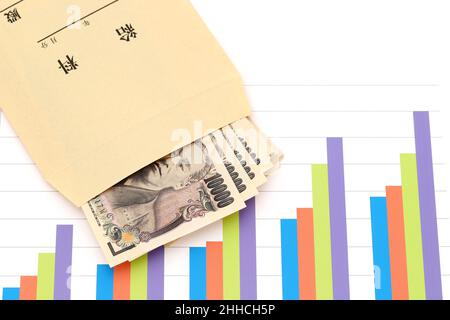 Des billets japonais de dix mille yens et un sac de salaire sur des documents imprimés, Traduction: Salaire. Banque D'Images