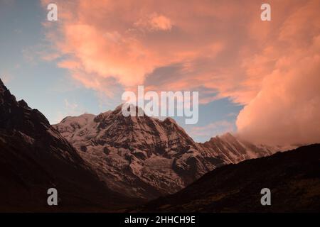 Annapurna est une montagne située dans la chaîne de montagnes Annapurna de la province de Gandaki, au centre-nord du Népal Banque D'Images