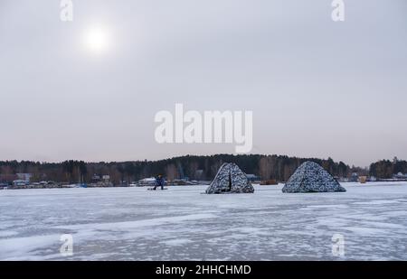 Novosibirsk Russie - 13 mars 2020 : pêche d'hiver en Sibérie - tentes de pêcheur sur la glace du réservoir OB de Novosibirsk, Sibérie, Russie Banque D'Images