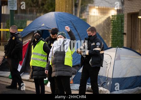 Washington, États-Unis.23rd janvier 2022.Des militants du mouvement palestinien de la jeunesse DMV sont arrêtés pour protester contre l'expulsion forcée de Palestiniens et la démolition de leurs maisons par le gouvernement israélien à l'ambassade d'Israël à Washington, DC, le 23 janvier 2022.(Photo par Matthew Rodier/Sipa USA) crédit: SIPA USA/Alay Live News Banque D'Images