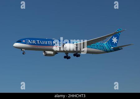 Boeing 787-9 d'Air Tahiti Nui immatriculé F-OTOA approchant LAX de l'aéroport international de Los Angeles. Banque D'Images