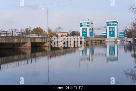 Novosibirsk Russie - 23 octobre 2020 : porte d'inondation et barrage sur la mer d'OB en hiver.Novosibirsk, Sibérie, Russie Banque D'Images