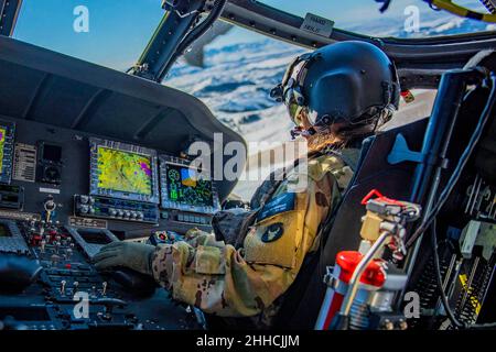 Boise, Idaho, États-Unis.13th janvier 2022.L’Adjudant-chef 2 Oceana Chamberlain pratique des manœuvres de vol dans les montagnes Hibony Owyhee d’Idahos, au sud de Gowen Field, le 13 janvier 2022.La Garde nationale de l'Idaho a récemment remplacé 20 de ses hélicoptères UH-60L Black Hawk par le dernier modèle UH-60M Black Hawks, une version modernisée et high-tech, et les 1st des 183rd pilotes du bataillon d'hélicoptères d'assaut sont en formation de jour comme de nuit sur ces nouveaux hélicoptères.Crédit : U.S. National Guard/ZUMA Press Wire Service/ZUMAPRESS.com/Alamy Live News Banque D'Images