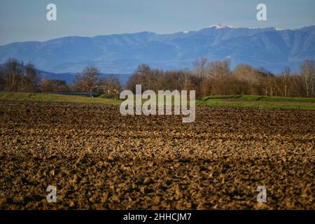 Paysage rural toscan avec montagnes en arrière-plan en hiver Banque D'Images