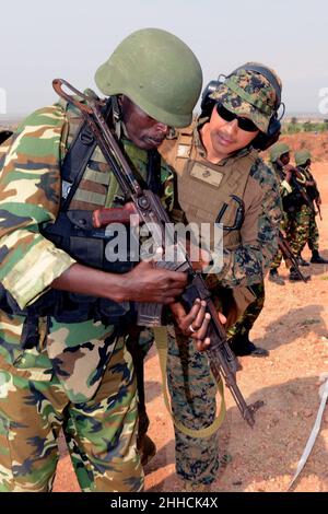 Force opérationnelle aérienne marine spéciale Afrique 13 à Mudubugu, Burundi.130822 Banque D'Images