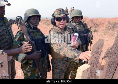 Force opérationnelle aérienne marine spéciale Afrique 13 à Mudubugu, Burundi.130822 Banque D'Images