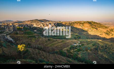 Vue fantastique de Mazzarino au lever du soleil, Caltanissetta, Sicile, Italie, Europe Banque D'Images