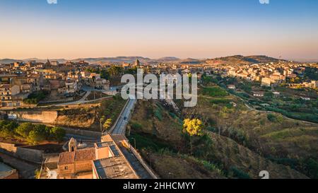 Vue fantastique de Mazzarino au lever du soleil, Caltanissetta, Sicile, Italie, Europe Banque D'Images