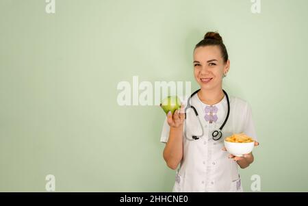 Portrait de la jeune femme nutritionniste en robe médicale. Banque D'Images