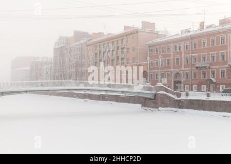 Pont Kolomensky par une journée d'hiver.Passerelle en aluminium voûtée à travée unique au-dessus du canal Griboyedov à Saint-Pétersbourg, en Russie Banque D'Images