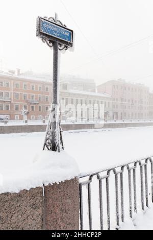 Panneau de rue avec le nom Kolomensky Bridge en russe.Il s'agit d'un pont piétonnier en aluminium voûté à travée unique au-dessus du canal Griboyedov à Saint PET Banque D'Images