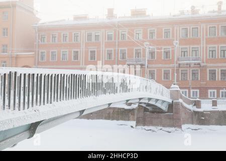 Pont Kolomensky par une journée d'hiver.Passerelle en aluminium voûtée à travée unique au-dessus du canal Griboyedov à Saint-Pétersbourg, en Russie Banque D'Images