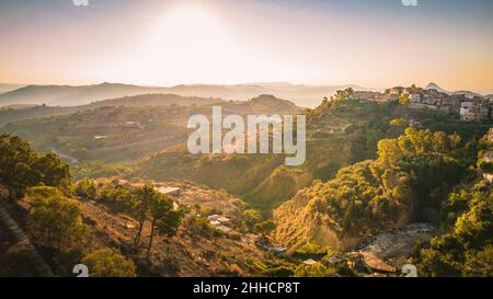 Vue fantastique de Mazzarino au lever du soleil, Caltanissetta, Sicile, Italie, Europe Banque D'Images