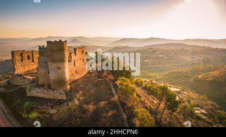 Vue fantastique sur le château médiéval de Mazzarino à Sunrise, Caltanissetta, Sicile, Italie, Europe Banque D'Images