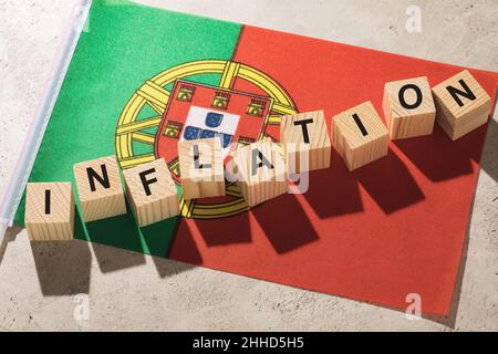 Drapeau et cubes de bois avec texte, un concept sur le thème de l'inflation au Portugal Banque D'Images