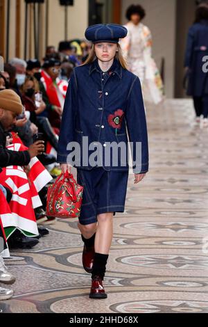 Paris, France.23rd janvier 2022.Un modèle présente une création dans le cadre du salon de la collection automne/hiver 2022-2023 de Kenzo lors de la semaine de la mode pour hommes à Paris, en France, le 23 janvier 2022.Crédit: Piero Biasion/Xinhua/Alay Live News Banque D'Images