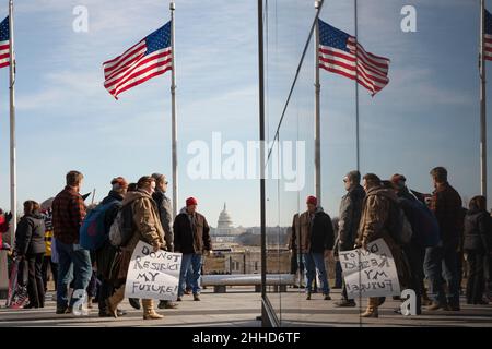 Washington, États-Unis.24th janvier 2022.Des gens se rassemblent dans le National Mall lors d'un événement qui proteste contre les mandats relatifs aux vaccins et autres restrictions en cas de pandémie à Washington, DC, États-Unis, le 23 janvier 2022.Des milliers d'Américains de tout le pays se sont rassemblés dimanche dans la capitale nationale pour une marche contre les mandats de vaccination et d'autres restrictions de pandémie, car les Américains étaient frustrés et fatigués par la récente augmentation des cas de COVID-19 et la pandémie globale.Crédit : Aaron Schwartz/Xinhua/Alay Live News Banque D'Images