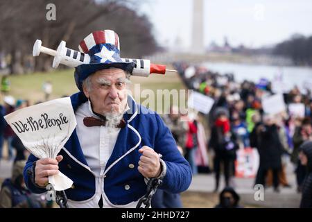 Washington, États-Unis.24th janvier 2022.Un homme pose alors qu'il assistait à un événement pour protester contre les mandats relatifs aux vaccins et autres restrictions en cas de pandémie à Washington, DC, États-Unis, le 23 janvier 2022.Des milliers d'Américains de tout le pays se sont rassemblés dimanche dans la capitale nationale pour une marche contre les mandats de vaccination et d'autres restrictions de pandémie, car les Américains étaient frustrés et fatigués par la récente augmentation des cas de COVID-19 et la pandémie globale.Crédit : Aaron Schwartz/Xinhua/Alay Live News Banque D'Images