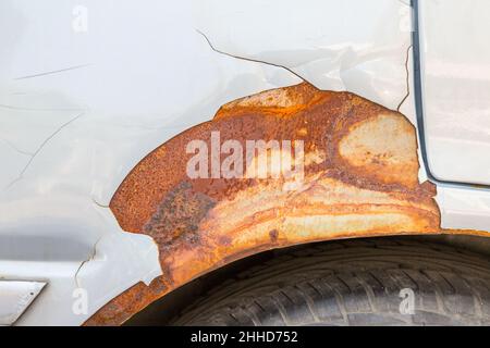 Peinture fissurée et écaillée sur le fond de la voiture Banque D'Images