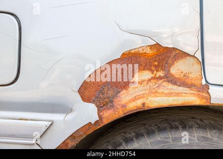 Peinture fissurée et écaillée sur le fond de la voiture Banque D'Images