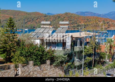 Beaucoup de systèmes de chauffage solaire de l'eau sur le toit de la maison.Beaucoup de grands réservoirs d'eau et panneaux solaires sur le toit. Banque D'Images