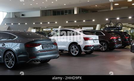 Minsk, Bélarus - 20 décembre 2021 : une gamme de berlines et de vus Premium dans la salle d'exposition de la concession Audi Banque D'Images