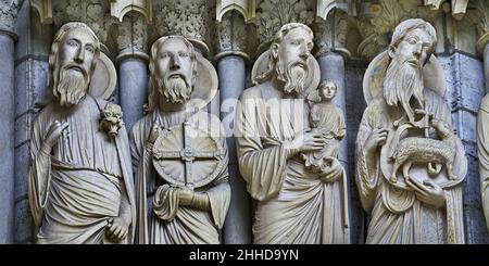 Cathédrale de Chartres statues gothiques et sculptures extérieures.Porche nord, portail central, jambes de droite - vue générale c.1194-1230.Cathédrale de Chartres Banque D'Images