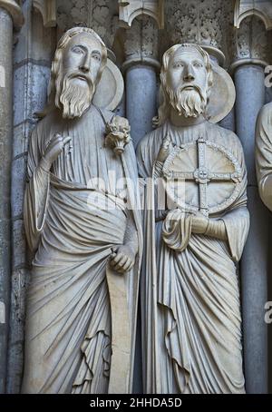 Cathédrale de Chartres statues gothiques et sculptures extérieures.Porche nord, portail central, jambes de droite - vue générale c.1194-1230.Cathédrale de Chartres Banque D'Images