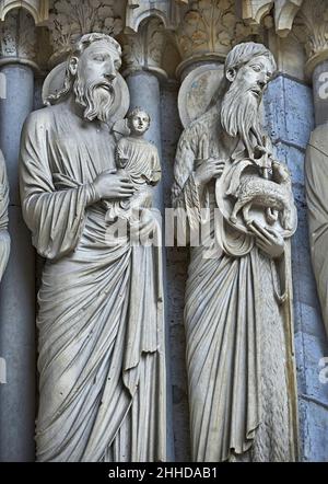Cathédrale de Chartres statues gothiques et sculptures extérieures.Porche nord, portail central, jambes de droite - vue générale c.1194-1230.Cathédrale de Chartres Banque D'Images
