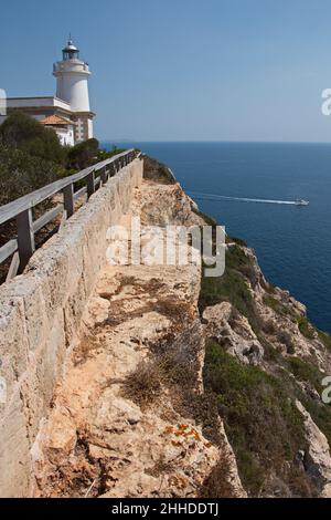 Phare loin de Cap blanc sur Majorque Banque D'Images