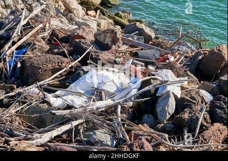 Déchets de plastique apportés à terre par la marée Banque D'Images