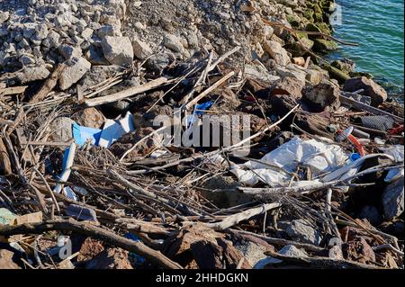 Déchets de plastique apportés à terre par la marée Banque D'Images