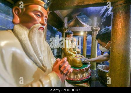 La tradition du nettoyage des autels et des statues des dieux au monastère bouddhiste Dharma et Pho Sat 8 qui accueille le nouvel an chinois à Bogor, en Indonésie Banque D'Images