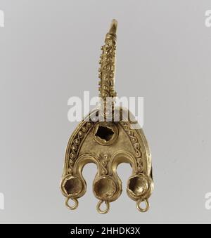 Boucles d'oreilles 6th–7th siècle à la mode byzantine ou Langobardique en Italie pendant au moins un siècle avant l'arrivée des Langobards, les boucles d'oreilles de la variété « panier », comme les nombreuses présentées dans ce cas, sont rapidement devenues partie de la robe des femmes Langobardic.Contour d'oreille.Byzantin ou Langobardic.6th–7th siècle.Or.Fabriqué probablement en Italie.Métal-Or Banque D'Images