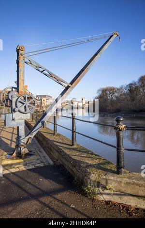 vieille grue à l'ancien isleworth sur les rives de la tamise à londres Banque D'Images