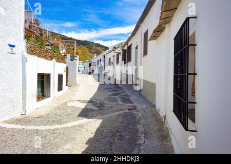 Vue sur une rue de Capileira, ses maisons pittoresques typiques.Capileira, Andalousie, Espagne Banque D'Images