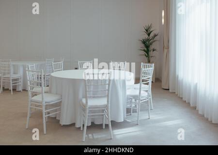 tables rondes blanches recouvertes d'une nappe à célébrer dans le restaurant partie de la décoration et de l'intérieur Banque D'Images