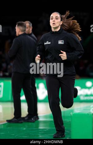 Séville, Espagne.23rd janvier 2022.Yasmina Alcaraz, assistante arbitre, s'échauffe avant le match de l'ACB de la Ligue entre Coosur Real Betis et Surne Bilbao Panier au centre sportif de San Pablo à Séville.(Crédit photo: Mario Diaz Rasero crédit: Gonzales photo/Alamy Live News Banque D'Images