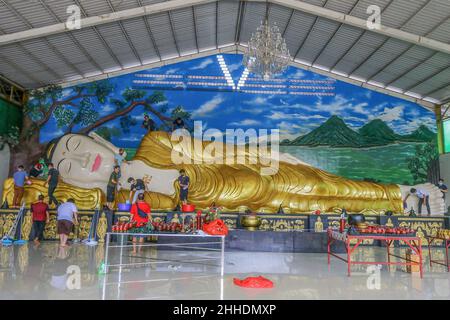 La tradition du nettoyage des autels et des statues des dieux au monastère bouddhiste Dharma et Pho Sat 8 qui accueille le nouvel an chinois à Bogor, en Indonésie Banque D'Images