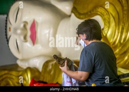 La tradition du nettoyage des autels et des statues des dieux au monastère bouddhiste Dharma et Pho Sat 8 qui accueille le nouvel an chinois à Bogor, en Indonésie Banque D'Images