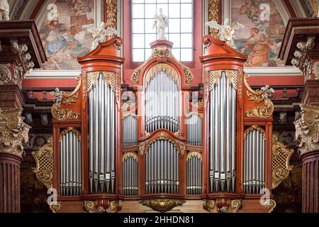 L'orgue de l'église baroque de Poznan en Pologne.Fragment de l'instrument. Banque D'Images