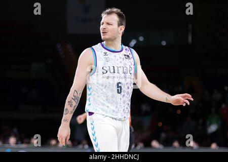 Séville, Espagne.23rd janvier 2022.Rafael Luz (5) de Surne Bilbao Panier vu pendant le match de la Ligue ACB entre Coosur Real Betis et Surne Bilbao Panier au centre sportif San Pablo de Séville.(Crédit photo: Mario Diaz Rasero crédit: Gonzales photo/Alamy Live News Banque D'Images