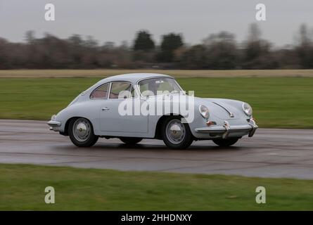 Original Classic 1964 Porsche 356C converti par la société basée à Oxfordshire 'Electrogenetic' en voiture électrique 'manuel', test conduit à Bicester, Royaume-Uni Banque D'Images